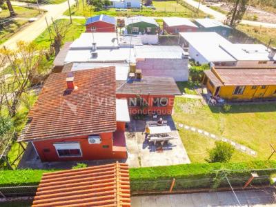 Venta conjunta de Dos Casas independientes en un gran terreno de 622 m2, una de 2 Dormitorios y 1 Baño, la otra de 1 Dormitorio y 1 Baño, Parrillero, Garaje. Barrio Español del balneario Atlántida, 8 cuadras al Norte de la Interbalnearia por Ruta 11.
