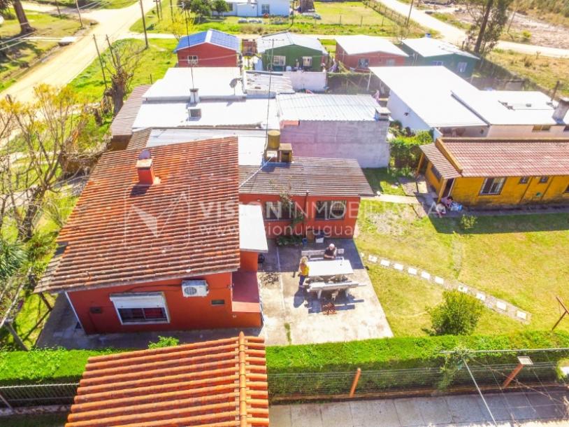 Venta conjunta de Dos Casas independientes en un gran terreno de 622 m2, una de 2 Dormitorios y 1 Baño, la otra de 1 Dormitorio y 1 Baño, Parrillero, Garaje. Barrio Español del balneario Atlántida, 8 cuadras al Norte de la Interbalnearia por Ruta 11.-61