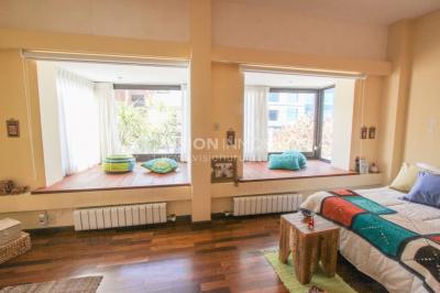 Casa inmaculada, reciclaje gran nivel, diseño y confort, Padrón Único, Punta Carretas; 3 dorm y 3 baños, barbacoa cerrada y terraza al frente, patio interior, 202 m2 construidos. A 20 mts. de Rambla, vista lateral al mar.