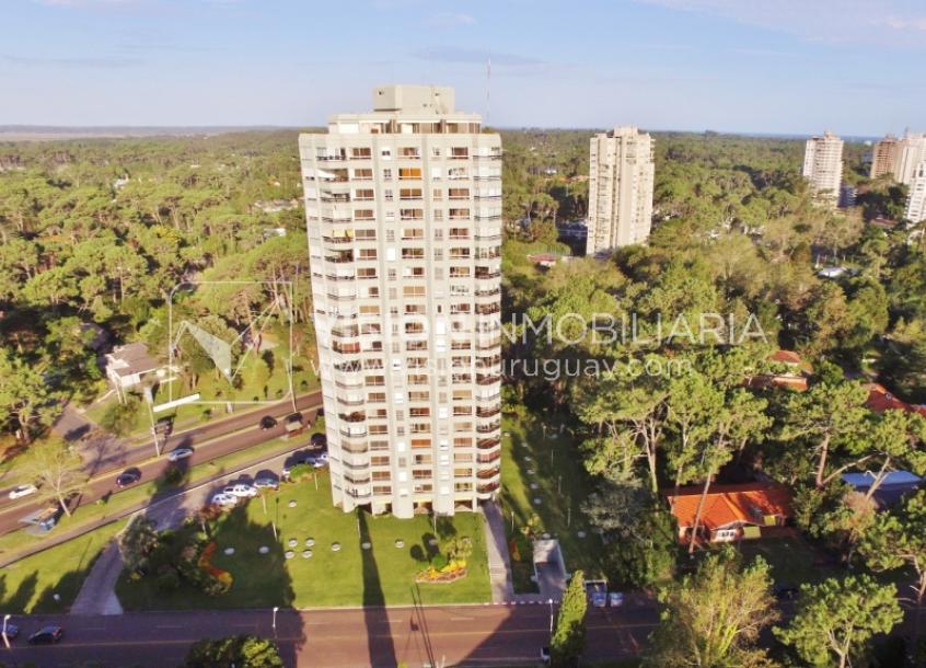 Apartamento en piso alto, 2 dorm. y servicio, muy amplios ambientes 118m2 con amenities y gran confort.-0