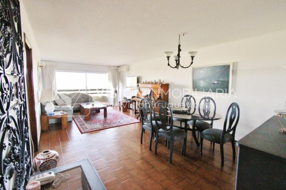 Apartamento en piso alto, 2 dorm. y servicio, muy amplios ambientes 118m2 con amenities y gran confort.-15