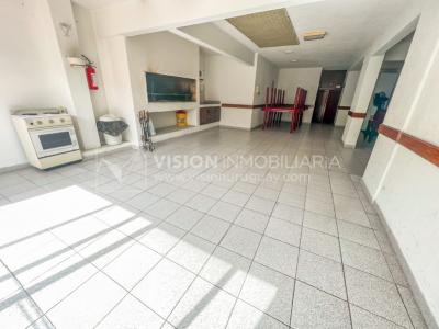 Apartamento con Renta en Venta al frente 2 Dormitorios 2 Baños, La Blanqueada, Av. 8 de Octubre, en Piso 3. Semiequipado. Amenities: 3 Parrilleros, gran Patio Juegos para Niños. Portería y Vigilancia