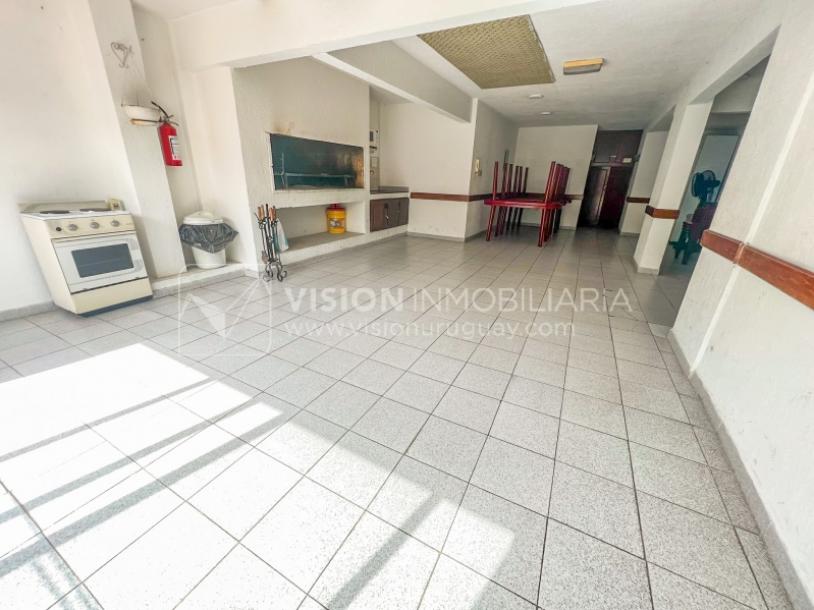 Apartamento con Renta en Venta al frente 2 Dormitorios 2 Baños, La Blanqueada, Av. 8 de Octubre, en Piso 3. Semiequipado. Amenities: 3 Parrilleros, gran Patio Juegos para Niños. Portería y Vigilancia-73