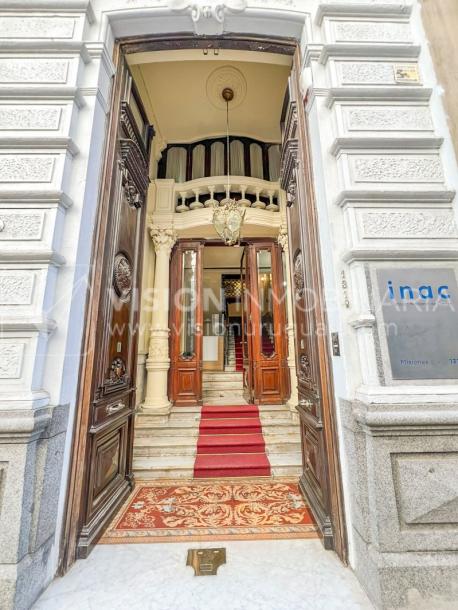 Oportunidad de Inversión: Venta de Mansión de 1905 de prestancia Señorial. Son 676 m2 en 2 plantas. Inmaculada, gran nivel. Amueblada. Ciudad Vieja. Terreno de 393 m2. Fachada de 10,5 mts. por calle Misiones. Protección Patrimonial grado 3 - U$ 507.1-6