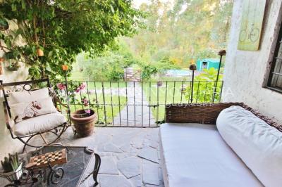 Chacra de 15 hás con el confort de hermosa casa reciclada, barbacoa y piscina climatizada.