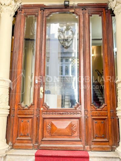 Oportunidad de Inversión: Venta de Mansión de 1905 de prestancia Señorial. Son 676 m2 en 2 plantas. Inmaculada, gran nivel. Amueblada. Ciudad Vieja. Terreno de 393 m2. Fachada de 10,5 mts. por calle Misiones. Protección Patrimonial grado 3 - U$ 507.1