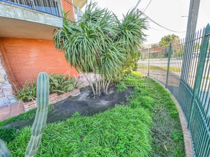 Casa en Venta de 3 Dormitorios, 2 Baños, Garaje, Jardín y Patio. 130 m2 construidos en Propiedad Horizontal -padrón de 290 m2-, en Malvín Sur a 50 mts. de Plaza Italia. U$ 220.000-32