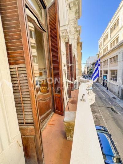 Oportunidad de Inversión: Venta de Mansión de 1905 de prestancia Señorial. Son 676 m2 en 2 plantas. Inmaculada, gran nivel. Amueblada. Ciudad Vieja. Terreno de 393 m2. Fachada de 10,5 mts. por calle Misiones. Protección Patrimonial grado 3 - U$ 507.1