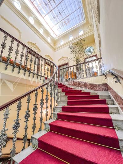 Oportunidad de Inversión: Venta de Mansión de 1905 de prestancia Señorial. Son 676 m2 en 2 plantas. Inmaculada, gran nivel. Amueblada. Ciudad Vieja. Terreno de 393 m2. Fachada de 10,5 mts. por calle Misiones. Protección Patrimonial grado 3 - U$ 507.1