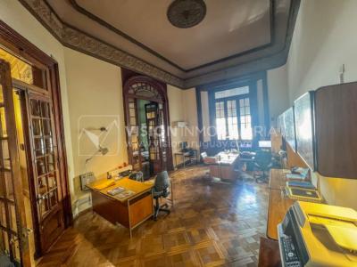 Venta de Palacete: Mansión señorial de 1913 de 690 m2 interiores y 224 de terrazas; 4 plantas, una reciclada inmaculada de gran nivel, completamente Amueblada. Ciudad Vieja. Inversión: U$ 400.000 dólares