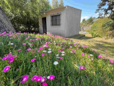 Venta de Casa en Santa Lucia del Este: 2 Dorm. y Baño, más Apto. 1 Dorm. y Baño. Estufa a Leña, Parrillero, Jardín, Fondo, Cochera Porsche, Cerco. 554 m2 de Terreno, 125 m2 construidos. a 150 mts de la Rambla. Se vende Totalmente Amueblada y Equipada