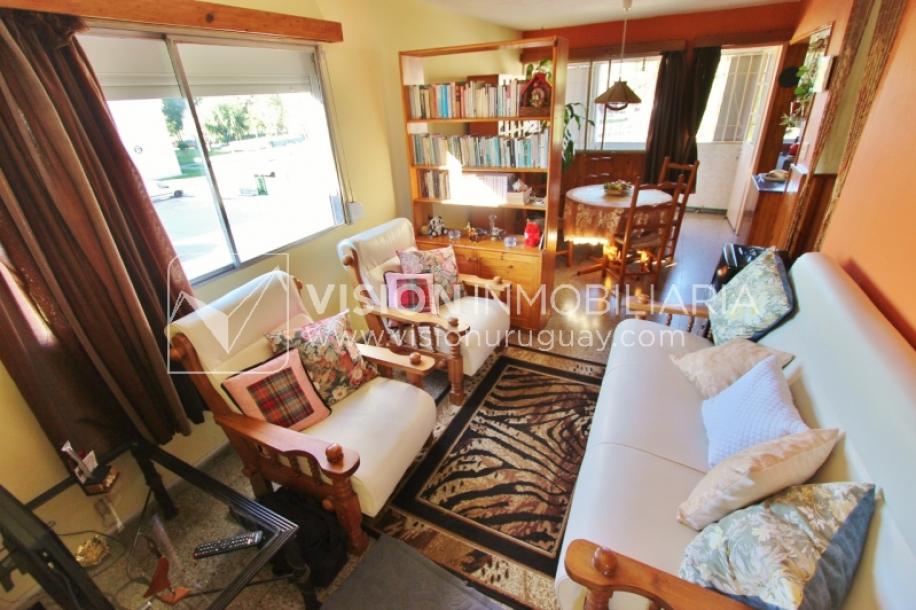 Apartamento de 2 dormitorios y 1 baño, Villa Española, 2do piso.-2