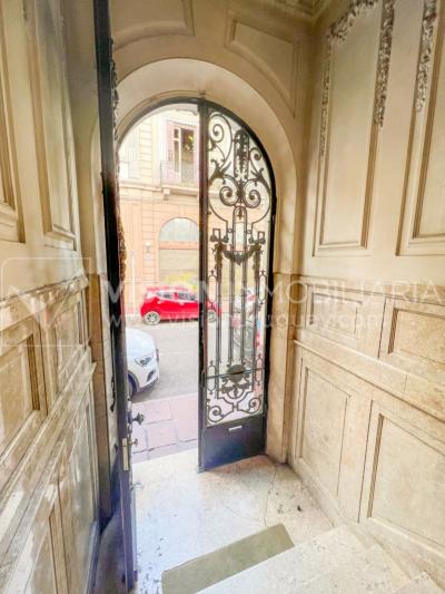 Venta de Palacete: Mansión señorial de 1913 de 690 m2 interiores y 224 de terrazas; 4 plantas, una reciclada inmaculada de gran nivel, completamente Amueblada. Ciudad Vieja. Inversión: U$ 400.000 dólares