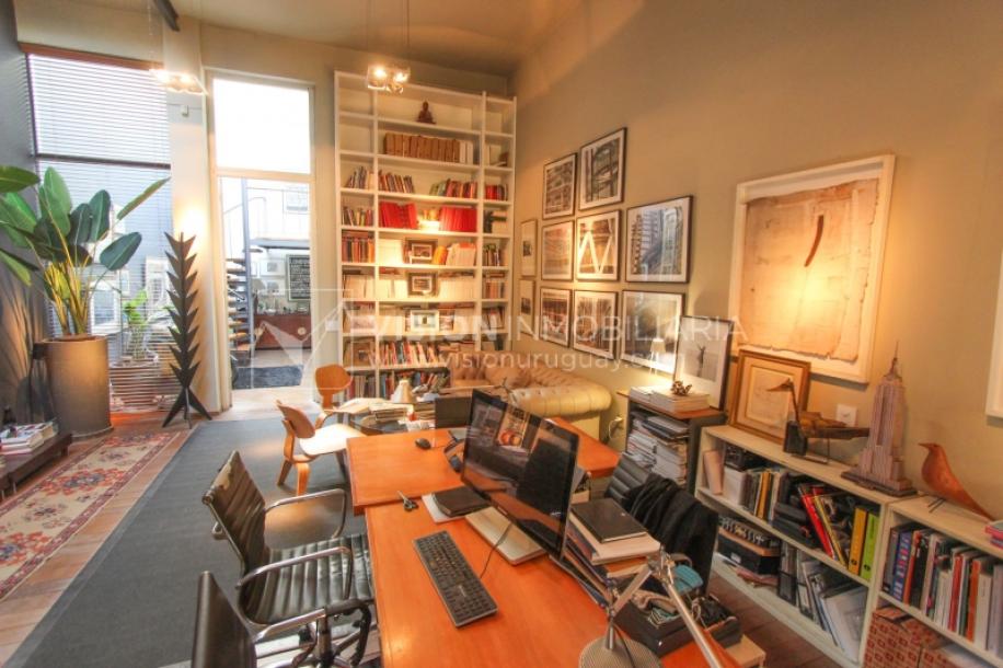 Casa de diseño, Padrón Único, Pocitos; 2 dorm en Suite, enorme salón doble altura, terreno 219 m2 con buen fondo y parrillero, 203 m2 construidos, Garaje.-6