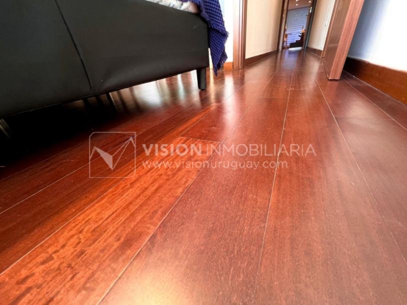 Apartamento en Venta en Pocitos / Punta Carretas.  Bajó de Precio!!  2 Dormitorios, uno en Suite con Vestidor.  2 Baños, Balcón, terminaciones Premium.  Se vende Amueblado. Tiene cómodo Garaje para 1 auto.  Piso 4 al frente.  Amenities: Barbacoa y Gy-46