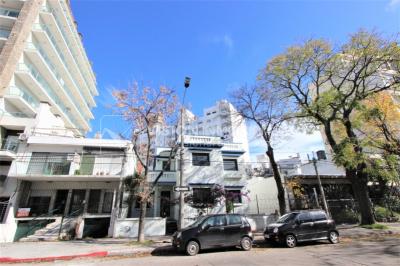 Padrón único de 641m2 en Pocitos con Casa de 13 ambientes, 302m2 construidos.