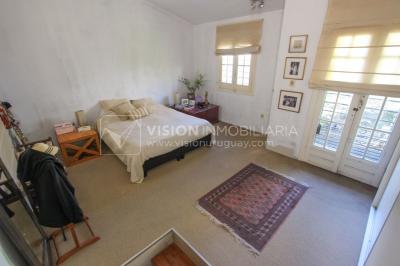 Casa de diseño, Padrón Único, Pocitos; 2 dorm en Suite, enorme salón doble altura, terreno 219 m2 con buen fondo y parrillero, 203 m2 construidos, Garaje.