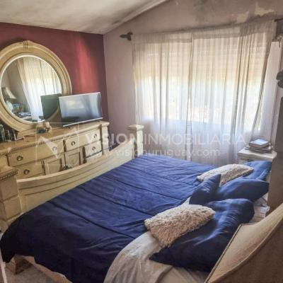 Venta de Casa / Chacra en Lagos del Norte, Rivera. 1.769 m2 de Terreno y 137 m2 Construidos. Piscina. Casa en una planta, Construcción Tradicional con Tejas. 4 dormitorios y 2 baños completos. Gran estufa a Leña. U$ 115.000 dólares