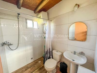 Venta conjunta de Dos Casas independientes en un gran terreno de 622 m2, una de 2 Dormitorios y 1 Baño, la otra de 1 Dormitorio y 1 Baño, Parrillero, Garaje. Barrio Español del balneario Atlántida, 8 cuadras al Norte de la Interbalnearia por Ruta 11.