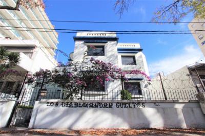 Padrón único de 641m2 en Pocitos con Casa de 13 ambientes, 302m2 construidos.