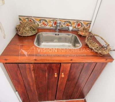 Casa inmaculada, reciclaje gran nivel, diseño y confort, Padrón Único, Punta Carretas; 3 dorm y 3 baños, barbacoa cerrada y terraza al frente, patio interior, 202 m2 construidos. A 20 mts. de Rambla, vista lateral al mar.