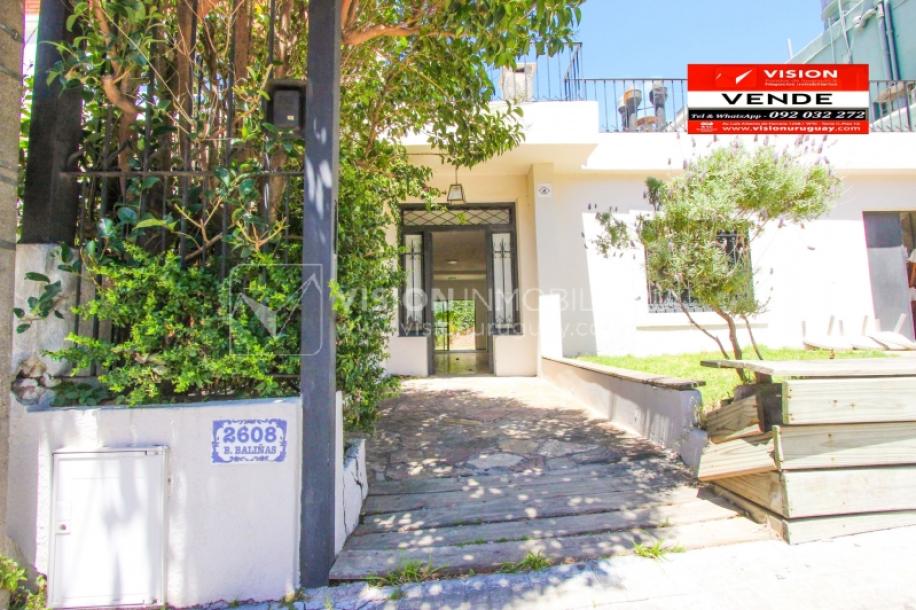 Padrón Único de 280 m2 en Punta Carretas a 50 mts. de Rambla. 132 m2 construidos. Ideal para proyectar su casa, edificio de 3 o 4 pisos, empresa, local gastronómico o restaurante, clínica, instituto u otro. Originalmente 2 dorm y 2 baños, garaje, pat-6