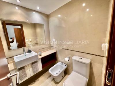 Apartamento en Venta en Pocitos / Punta Carretas.  Bajó de Precio!!  2 Dormitorios, uno en Suite con Vestidor.  2 Baños, Balcón, terminaciones Premium.  Se vende Amueblado. Tiene cómodo Garaje para 1 auto.  Piso 4 al frente.  Amenities: Barbacoa y Gy