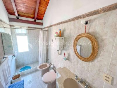 Venta de Casa en Santa Lucia del Este: 2 Dorm. y Baño, más Apto. 1 Dorm. y Baño. Estufa a Leña, Parrillero, Jardín, Fondo, Cochera Porsche, Cerco. 554 m2 de Terreno, 125 m2 construidos. a 150 mts de la Rambla. Se vende Totalmente Amueblada y Equipada