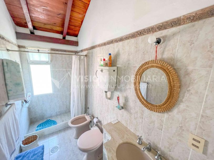 Venta de Casa en Santa Lucia del Este: 2 Dorm. y Baño, más Apto. 1 Dorm. y Baño. Estufa a Leña, Parrillero, Jardín, Fondo, Cochera Porsche, Cerco. 554 m2 de Terreno, 125 m2 construidos. a 150 mts de la Rambla. Se vende Totalmente Amueblada y Equipada-37