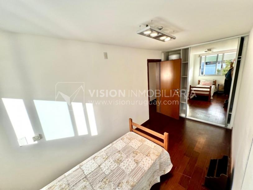 Apartamento en Venta en Pocitos / Punta Carretas.  Bajó de Precio!!  2 Dormitorios, uno en Suite con Vestidor.  2 Baños, Balcón, terminaciones Premium.  Se vende Amueblado. Tiene cómodo Garaje para 1 auto.  Piso 4 al frente.  Amenities: Barbacoa y Gy-51