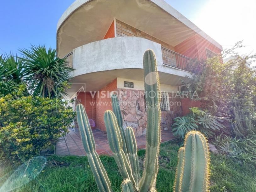 Casa en Venta de 3 Dormitorios, 2 Baños, Garaje, Jardín y Patio. 130 m2 construidos en Propiedad Horizontal -padrón de 290 m2-, en Malvín Sur a 50 mts. de Plaza Italia. U$ 220.000-21