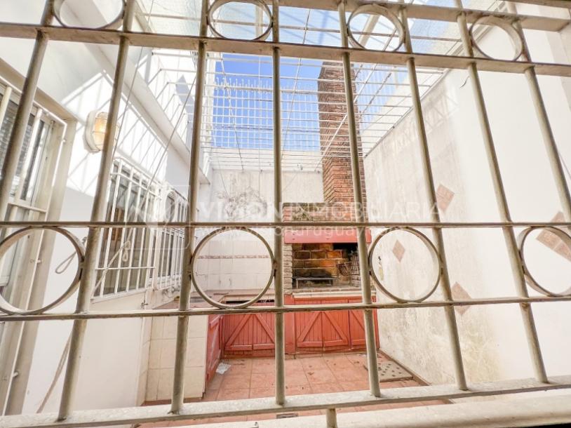 Casa en Venta de 3 Dormitorios, 2 Baños, Garaje, Jardín y Patio. 130 m2 construidos en Propiedad Horizontal -padrón de 290 m2-, en Malvín Sur a 50 mts. de Plaza Italia. U$ 220.000-73