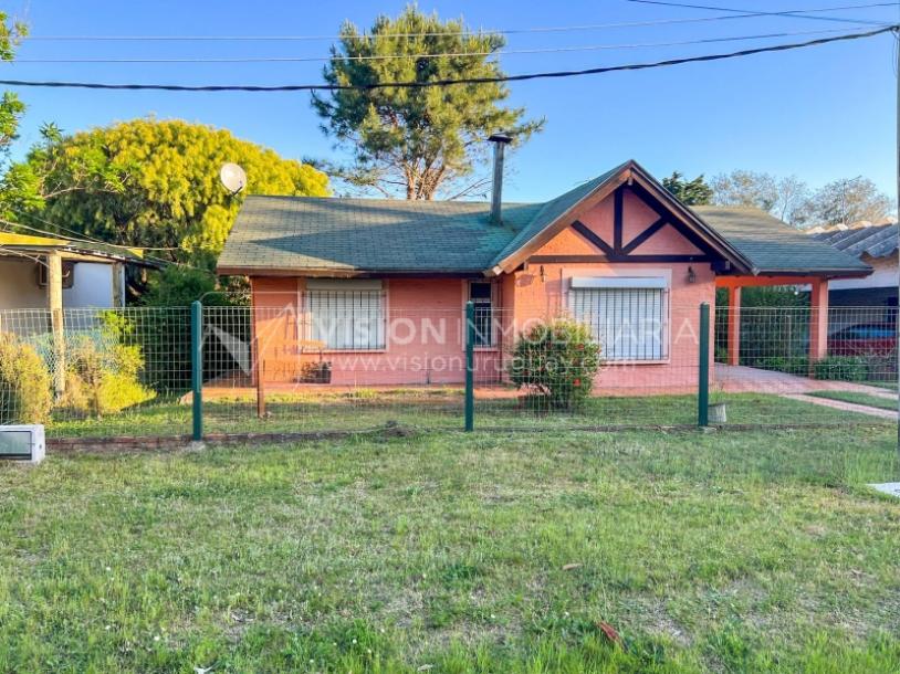 Venta de Casa en Santa Lucia del Este: 2 Dorm. y Baño, más Apto. 1 Dorm. y Baño. Estufa a Leña, Parrillero, Jardín, Fondo, Cochera Porsche, Cerco. 554 m2 de Terreno, 125 m2 construidos. a 150 mts de la Rambla. Se vende Totalmente Amueblada y Equipada-17