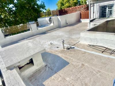 Apartamento Duplex en Venta ideal Renta. Al frente, 4 Dormitorios y 2 Baños, La Unión sobre Av. 8 de Octubre, Piso 1 por escalera, reciclado, impecable para entrar ya. 204 m2 totales 111 m2 interiores + 93 m2 Terrazas. Parrillero.