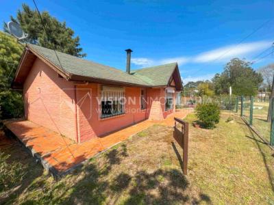 Venta de Casa en Santa Lucia del Este: 2 Dorm. y Baño, más Apto. 1 Dorm. y Baño. Estufa a Leña, Parrillero, Jardín, Fondo, Cochera Porsche, Cerco. 554 m2 de Terreno, 125 m2 construidos. a 150 mts de la Rambla. Se vende Totalmente Amueblada y Equipada