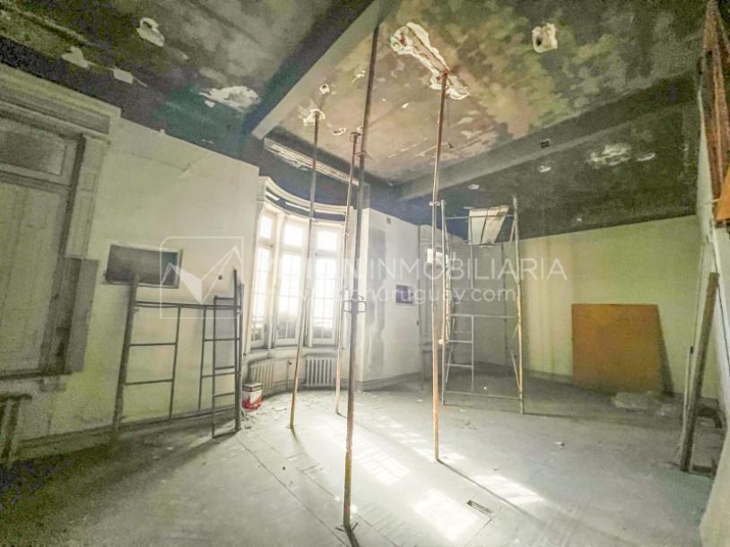 Venta de Palacete: Mansión señorial de 1913 de 690 m2 interiores y 224 de terrazas; 4 plantas, una reciclada inmaculada de gran nivel, completamente Amueblada. Ciudad Vieja. Inversión: U$ 400.000 dólares-64