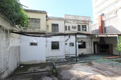 Padrón único de 641m2 en Pocitos con Casa de 13 ambientes, 302m2 construidos.