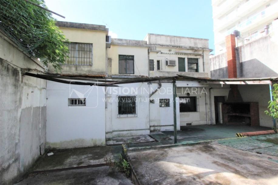 Padrón único de 641m2 en Pocitos con Casa de 13 ambientes, 302m2 construidos.-86