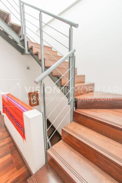 Casa inmaculada, reciclaje gran nivel, diseño y confort, Padrón Único, Punta Carretas; 3 dorm y 3 baños, barbacoa cerrada y terraza al frente, patio interior, 202 m2 construidos. A 20 mts. de Rambla, vista lateral al mar.