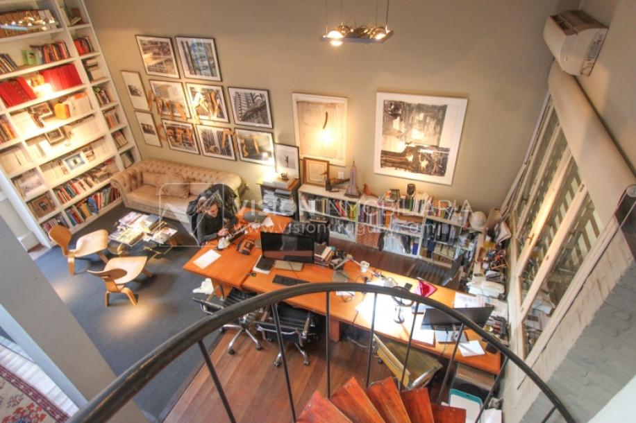 Casa de diseño, Padrón Único, Pocitos; 2 dorm en Suite, enorme salón doble altura, terreno 219 m2 con buen fondo y parrillero, 203 m2 construidos, Garaje.-35