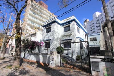 Padrón único de 641m2 en Pocitos con Casa de 13 ambientes, 302m2 construidos.