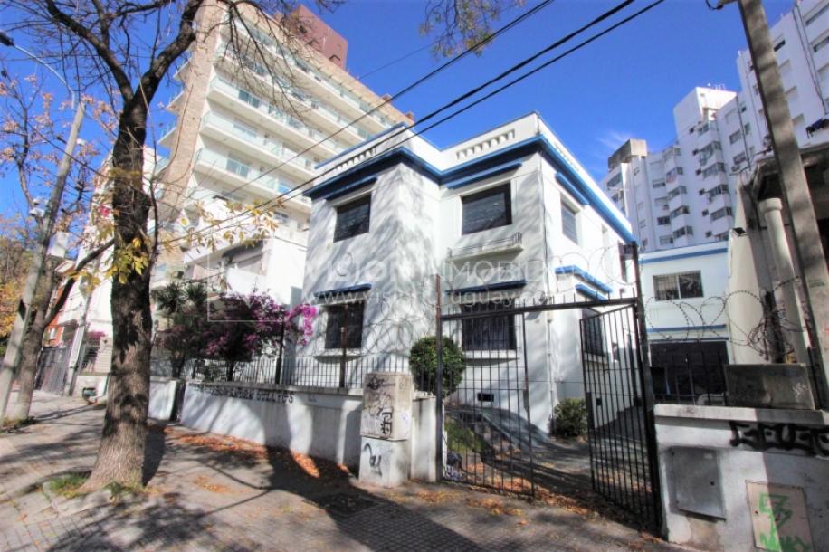 Padrón único de 641m2 en Pocitos con Casa de 13 ambientes, 302m2 construidos.-0