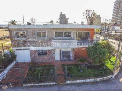 Casa en Venta de 3 Dormitorios, 2 Baños, Garaje, Jardín y Patio. 130 m2 construidos en Propiedad Horizontal -padrón de 290 m2-, en Malvín Sur a 50 mts. de Plaza Italia. U$ 220.000