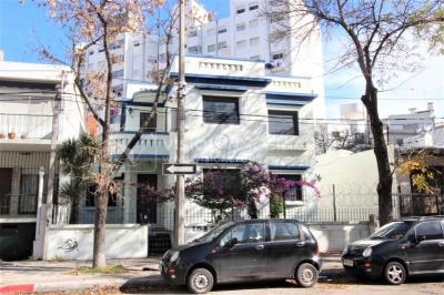 Padrón único de 641m2 en Pocitos con Casa de 13 ambientes, 302m2 construidos.