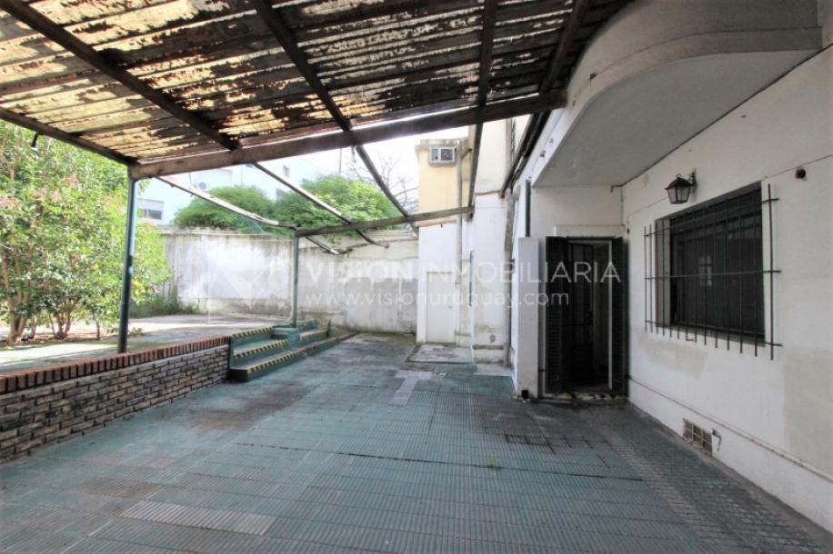 Padrón único de 641m2 en Pocitos con Casa de 13 ambientes, 302m2 construidos.-87