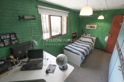 Casa moderna 2 dorm, 2 baños, 409 m2 terreno y 157m2 construidos, Fortin de Santa Rosa, con buen fondo y barbacoa, Garaje.