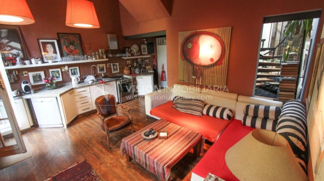 Casa de diseño, Padrón Único, Pocitos; 2 dorm en Suite, enorme salón doble altura, terreno 219 m2 con buen fondo y parrillero, 203 m2 construidos, Garaje.-11