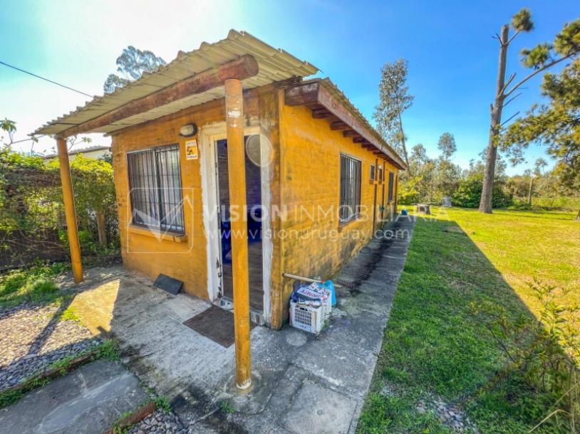 Venta conjunta de Dos Casas independientes en un gran terreno de 622 m2, una de 2 Dormitorios y 1 Baño, la otra de 1 Dormitorio y 1 Baño, Parrillero, Garaje. Barrio Español del balneario Atlántida, 8 cuadras al Norte de la Interbalnearia por Ruta 11.-44
