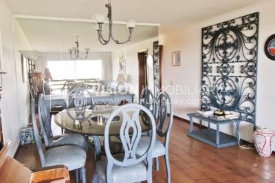 Apartamento en piso alto, 2 dorm. y servicio, muy amplios ambientes 118m2 con amenities y gran confort.