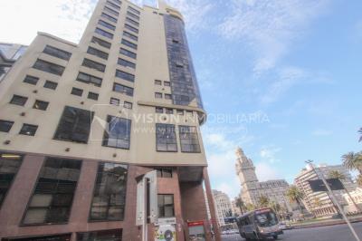 Alquiler de Oficina doble 5to Piso al Frente, 60m2 dos entradas dos baños, Pza Independencia esq Juncal Centro Ciudad Vieja